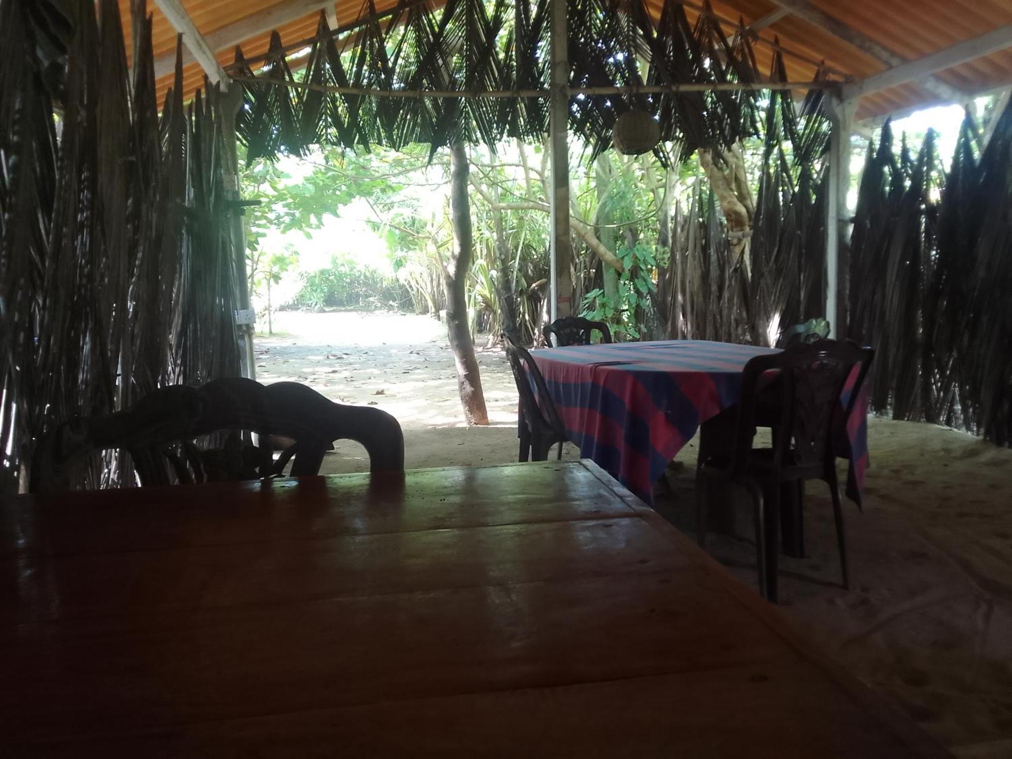By The C' Cabanas Hikkaduwa Exterior foto